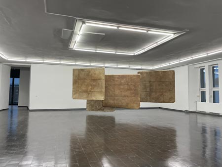 Jeewi Lee, Palimpsest, 2021, Koreanischer Papierfußboden, Stahlseil, Messingleiste, Foto: Kunsthalle Recklinghausen