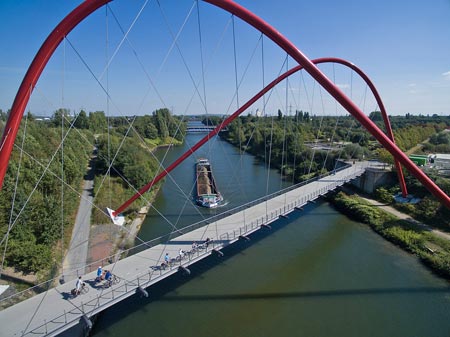 Rote Bogenbrücke über dem Rhein-Herne-Kanal, Foto: c radrevier.ruhr  Ruhrgepixel