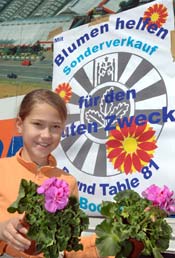 Blumen helfen Kindern: Auch Anna-Lisa (10) hat sich mit frischem Grün für zu Hause eingedeckt