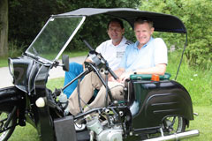 Die Veranstalter Thomas Gerres (hinten) und Thorsten Rölleke (vorne) „Runde vier im Golfcart-Oldtimer“