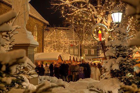 Hattingen, Winterlicher Kirchplatz in Abendstimmung, Foto: Stadtmarketing Hattingen e.V.
