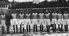 Die Mannschaft der Sportfreunde Katernberg
in der Saison 1947/48 auf ihrem Ascheplatz.