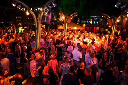 Menschenmenge bei einer Ü30-Party von Suberg Foto: Marketing 4 Everyone GmbH