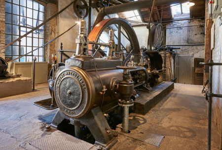 Die Dampfmaschine aus dem Jahr 1903 trieb bis 1961 alle Maschinen an. Ein Mal im Monat – am Dampfsonntag – ist sie in vollem Betrieb zu bewundern. LVR-Industriemuseum, Foto: Willi Filz