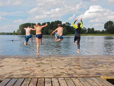 Kinder springen in den Auesee, Foto: Jürgen Bosmann