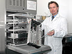 Dirk-Rolf Gieselmann, Geschäftsführer der Clinical House GmbH, im Aufbereitungsraum für chirurgische Systeme.