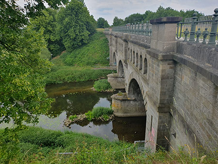 Die sehenswerte Bogenbrücke der Alten Fahrt bei Olfen