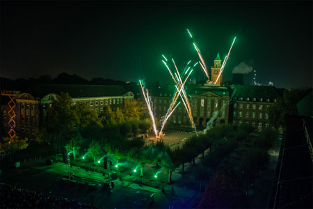Der Friedrich-Ebert-Platz von oben: ein Feuerwerk in der Nacht und der Platz wird mit grünen Leuchten bestrahlt Foto: Markus Reddig