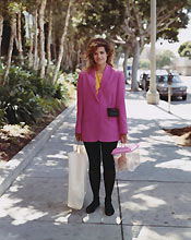 A Woman Out Shopping with Her Pet Rabbit, Santa Monica, California, August 1988 aus der Serie: Stranger Passing © Courtesy of the artist and Luhring Augustine, New York, 2011