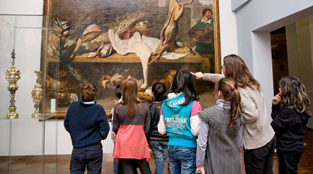 Einige Kinder stehen vor einem Gemälde in einem Museum Foto: Bärbel Liebmann-Uebbing