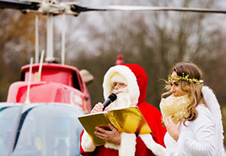 Der Nikolaus kommt mit seinem Hubschrauber, Foto: Klaus Perthel