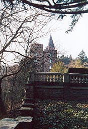 Abwechslungsreiche Wald- und 
Wiesenlandschaften umgeben das Schloss Landsberg