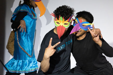 Zwei Jugendliche tragen bunte, selbstgemachte Rabenmasken und schauen glücklich in die Kamera Foto: Julia Reschucha