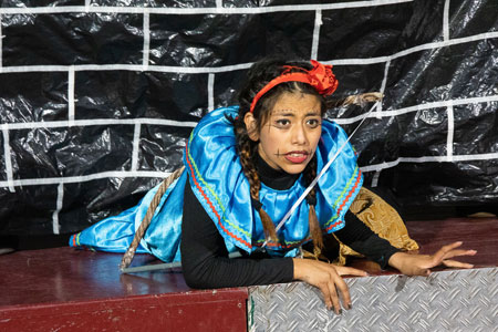 Die Performerin eines Schauspiels in Kostüm während einer Szene Foto: Julia Reschucha