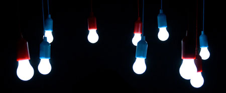 Zehn LED-Leuchten hängen hinunter und leuchten vor einem schwarzen Hintergrund Foto: pixaby/KlausHausmann