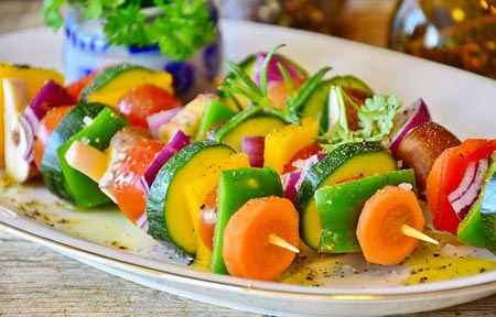Gemüsespieße, Foto: pixabay/RitaE