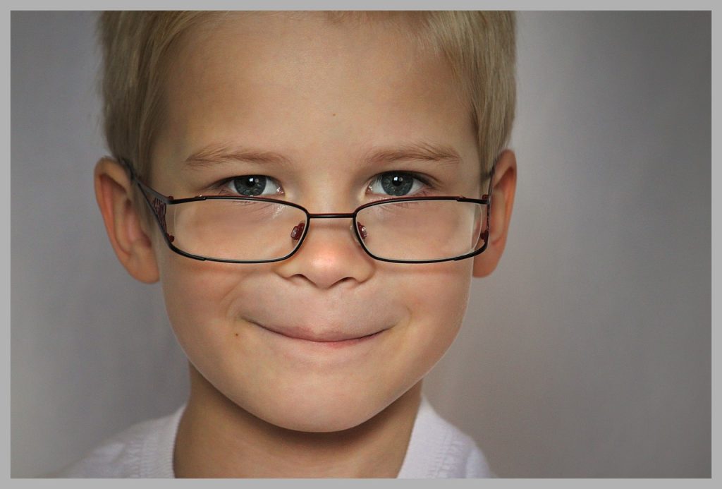 Darum tragen immer mehr junge Deutsche eine Brille, Bildquelle: https://pixabay.com/de/photos/schlau-kind-clever-intelligent-187696/