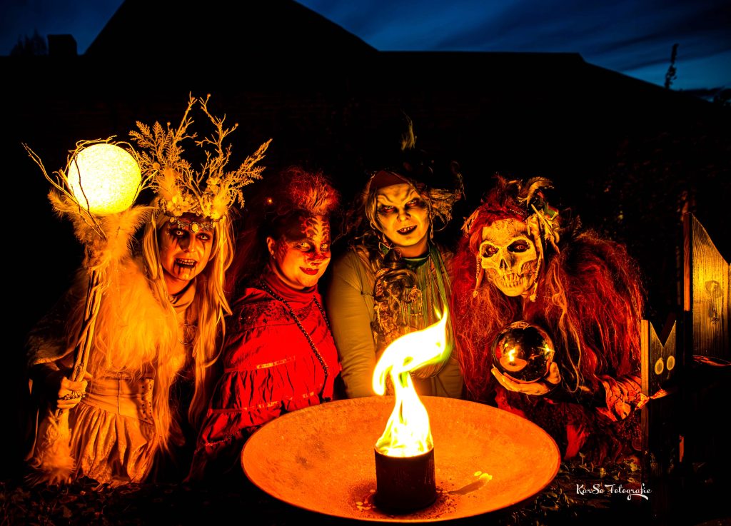 Hexennacht: Vier gruselige Hexen am Feuer Bild: Katharina Sold